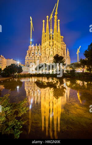Sagrada Familia conçu par Antoni Gaudi, paysage de nuit, Barcelone, Espagne Banque D'Images