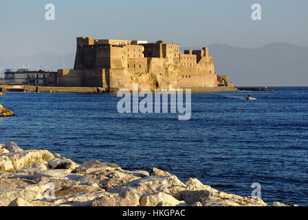 Naples, Italie. Vue de Castel dell'Ovo de la via Caracciolo Caracciolo (rue). Banque D'Images