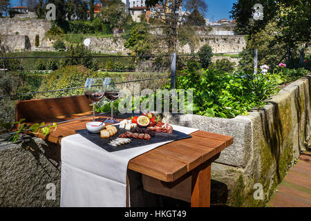 Set de table avec du vin, et des fruits chese Banque D'Images
