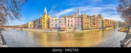 Girona maisons colorées, vue panoramique, Espagne Banque D'Images