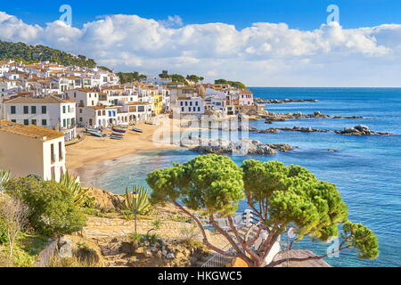 Plage de Calella de Palafrugell, Costa Brava, Catalogne, Espagne Banque D'Images