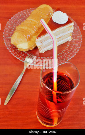 Gâteau sucré et éclairs closeup Banque D'Images