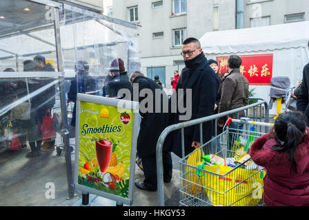 Paris, France, foule moyenne, Shopping French Chinese à l'extérieur, supermarché asiatique Tang Freres, Chinatown Banque D'Images
