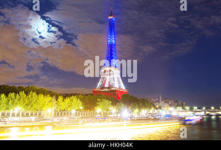 Paris, France-July 16, 2016 : La Tour Eiffel illuminée aux couleurs de drapeau national français d'honorer les victimes du 14 juillet 2016 dans l'attaque terroriste Banque D'Images