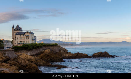 Lever tôt le matin sur les rives rocheuses de Biarritz, France. Banque D'Images