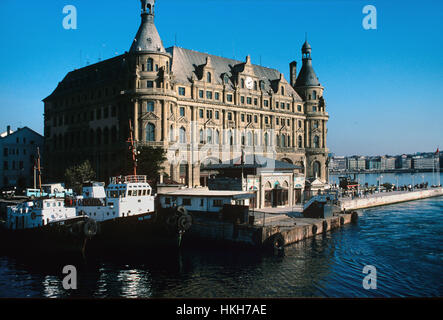 Haydarpasa gare, gare terminus ou le terminal (1909) sur la rive asiatique du détroit de Bosphore Istanbul Turquie Banque D'Images