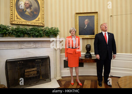 Premier ministre Theresa mai réunion nous Président Donald Trump dans le bureau ovale de la Maison Blanche, Washington DC, USA. Banque D'Images