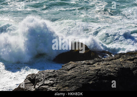 Le fracas des vagues, Cornwall Banque D'Images