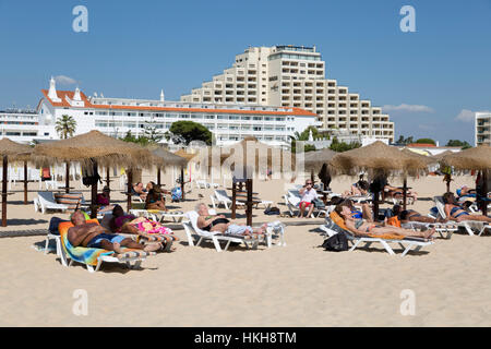 Les baigneurs et les hôtels sur plage, Monte Gordo, Algarve, Portugal, Europe Banque D'Images