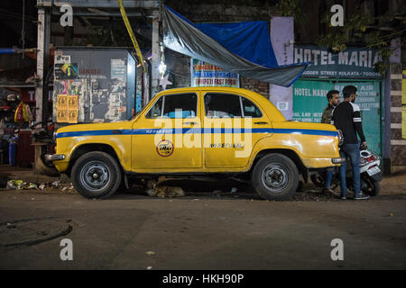 Un taxi jaune Hindustan Ambassador sur Sudder Street à Kolkata (Calcutta), West Bengal, India. Banque D'Images