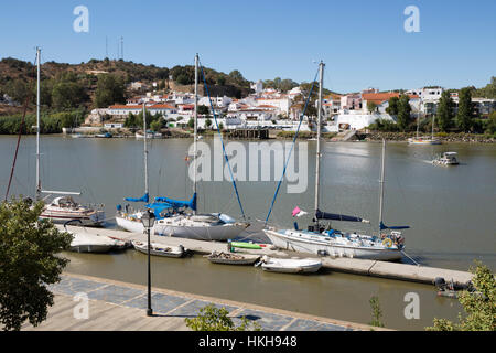 Vue depuis Sanlucar de Guadiana en Espagne à travers Rio Guadiana à Alcoutim Alcoutim, village, Algarve, Portugal, Europe Banque D'Images