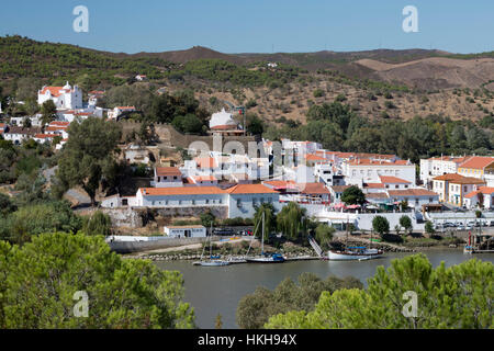 Vue depuis Sanlucar de Guadiana en Espagne à travers Rio Guadiana à Alcoutim Alcoutim, village, Algarve, Portugal, Europe Banque D'Images