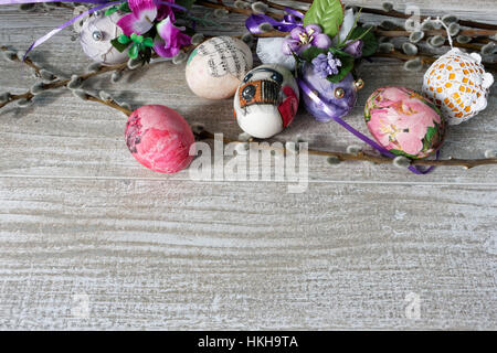 Décoration Découpage les oeufs de Pâques colorés avec des branches de saule sur table en bois Banque D'Images