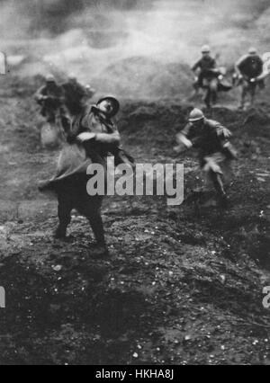 Bataille de Verdun février-décembre 1916. La célèbre photo contestée parfois d'un soldat français d'être frappé pendant une. Banque D'Images