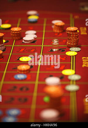 Table rouge dans le casino avec des frites que des stocks Banque D'Images