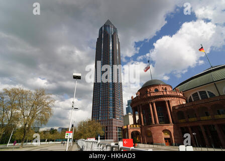 Frankfurt am Main : tour Messeturm (juste) et de métro Festhalle (salle des fêtes) de la foire, Messe, Hesse, Hesse, Allemagne Banque D'Images