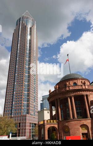 Frankfurt am Main : tour Messeturm (juste) et de métro Festhalle (salle des fêtes) de la foire, Messe, Hesse, Hesse, Allemagne Banque D'Images