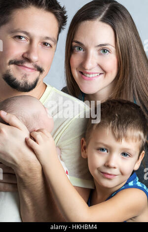 Portrait d'une jeune famille Banque D'Images