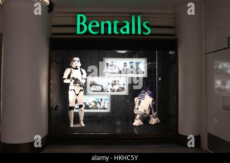 Afficher la fenêtre de Star Wars à Bentalls centre commercial, Kingston-upon-Thames, London. Décembre 2016 Banque D'Images