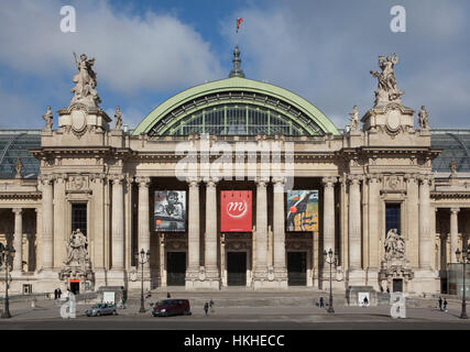 Grand Palais conçu dans un style Beaux-Arts dans l'Avenue des Champs-Elysées à Paris, France. Banque D'Images