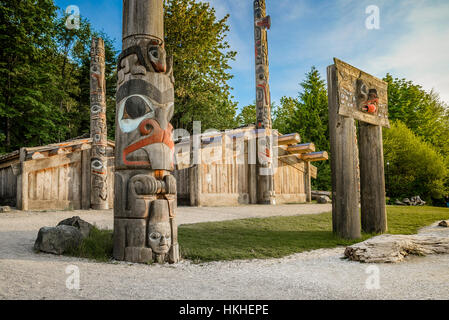 Longue maison haïda et les totems, Musée d'Anthropologie, Vancouver, British Columbia, Canada Banque D'Images