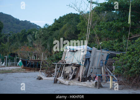 Cabane sur la plage au village de Prainha Encantadas, Mar de Dentro, Océan Atlantique, l'Ilha do Mel, Paraná, Brésil, Amérique du Sud Banque D'Images