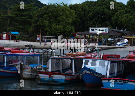 Plage Prainha au village de Encantadas, Mar de Dentro, Océan Atlantique, l'Ilha do Mel, Paraná, Brésil, Amérique du Sud Banque D'Images