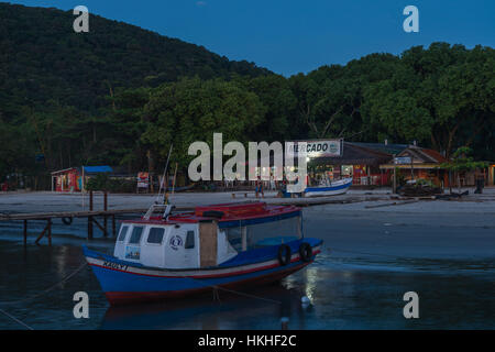 Plage Prainha de nuit, village de Encantadas, Mar de Dentro, Océan Atlantique, l'Ilha do Mel, Paraná, Brésil, Amérique du Sud Banque D'Images