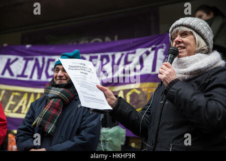 Londres, Royaume-Uni. 26 janvier, 2017. Un unisson montre officielle de solidarité avec l'unisson les membres travaillant pour l'entreprise de nettoyage sers avec persévérance au Kings College de Londres Banque D'Images