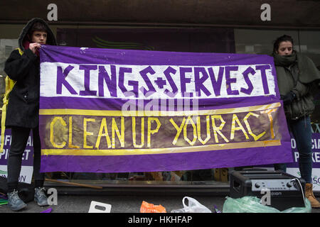 Londres, Royaume-Uni. 26 janvier, 2017. Les élèves faire preuve de solidarité avec l'unisson les membres travaillant pour l'entreprise de nettoyage sers avec persévérance au Kings College de Londres (KCL) com Banque D'Images