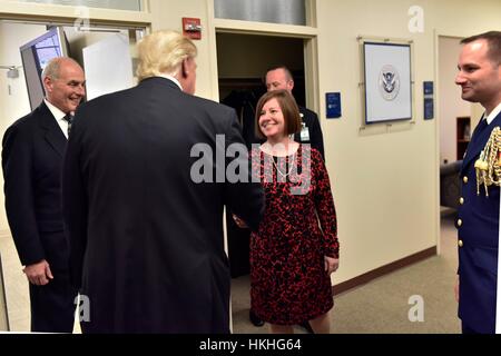 Président américain Donald Trump rencontre Karen Kelly, épouse du secrétaire à la sécurité intérieure, le général John Kelly lors d'une visite au ministère de la sécurité intérieure, 25 janvier 2017 à Washington, D.C. Banque D'Images