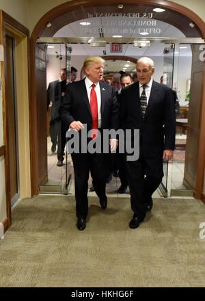 Président américain Donald Trump promenades avec le secrétaire à la sécurité intérieure, le général James Kelly, droite, au cours d'une visite au ministère de la sécurité intérieure, 25 janvier 2017 à Washington, D.C. Banque D'Images