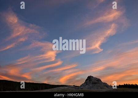 WY02240-00...WYOMING - Coucher du soleil à White Dome Geyser sur Firehole Lake Drive dans le Parc National de Yellowstone. Banque D'Images