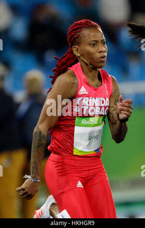 Rio de Janeiro, Brésil. 12 août 2016. L'athlétisme, Michelle-Lee Ahye (TRI) qui se font concurrence sur les du 100 m femmes chauffe au Jeux Olympiques d'été 2016. ©Pa Banque D'Images