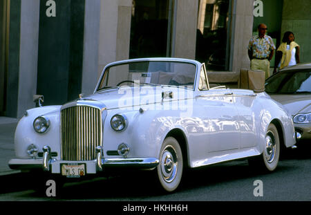 Classic Rolls Royce garée sur Rodeo Drive à Beverly Hills, CA Banque D'Images