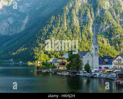 Hallstatt célèbre village de montagne et lac Hallstaetter, Austrain Alpes. Banque D'Images