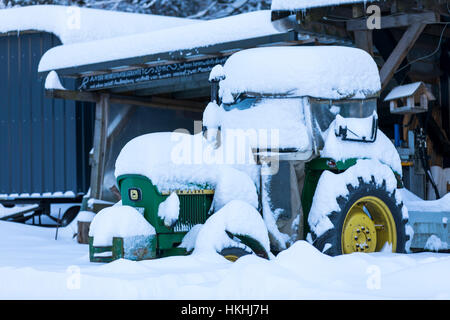 L'heure d'hiver dans la région du Sauerland, Allemagne, tracteur, couvertes de neige Banque D'Images