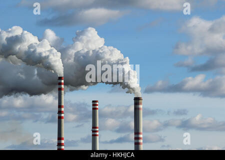 Trois cheminée et de la fumée blanche ciel pollué Banque D'Images