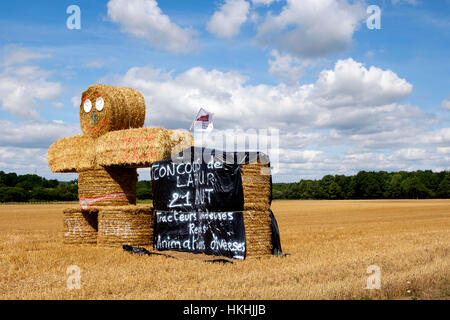 Une sculpture faite à partir de balles de foin pour promouvoir un prochain concours de jeunes agriculteurs du travail (Jeunes Agriculteurs), France Banque D'Images