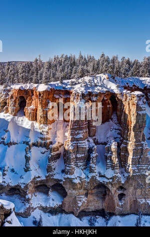 Des trous dans la paroi du canyon à Bryce Canyon Banque D'Images