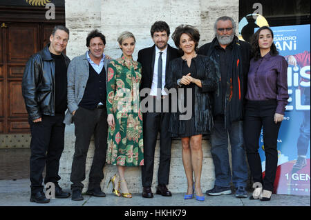 David Zed, Yuri, Gagliucci Elena Cucci, Cristiana dell'Anna, Alessandro Siani, Carla Signoris et Diego Abatantuono participant à la photocall pour 'Mister Felicità' à Rome, Italie. Avec : David Zed, Yuri, Gagliucci Elena Cucci, Cristiana dell'Anna, Alessandro Siani, Carla Signoris, Diego Abatantuono Où : Rome, Latium, Italie Quand : 28 Déc 2016 Crédit : IPA/WENN.com **Uniquement disponible pour publication au Royaume-Uni, USA, Allemagne, Autriche, Suisse** Banque D'Images