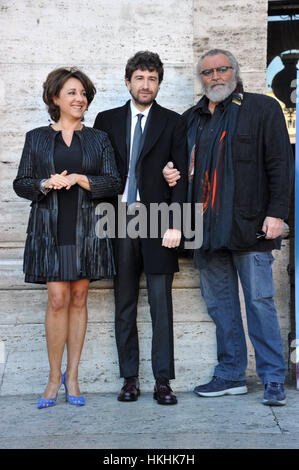 Carla Signoris, Alessandro Siani et Diego Abatantuono participant à la photocall pour 'Mister Felicità' à Rome, Italie. Avec : Carla Signoris, Alessandro Siani, Diego Abatantuono Où : Rome, Latium, Italie Quand : 28 Déc 2016 Crédit : IPA/WENN.com **Uniquement disponible pour publication au Royaume-Uni, USA, Allemagne, Autriche, Suisse** Banque D'Images