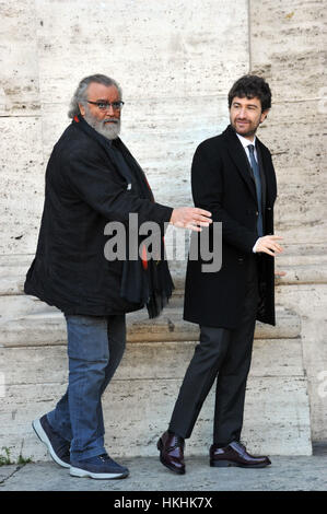 Diego Abatantuono et Alessandro Siani participant à la photocall pour 'Mister Felicità' à Rome, Italie. Diego Abatantuono, avec : Alessandro Siani Où : Rome, Latium, Italie Quand : 28 Déc 2016 Crédit : IPA/WENN.com **Uniquement disponible pour publication au Royaume-Uni, USA, Allemagne, Autriche, Suisse** Banque D'Images