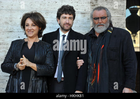 Carla Signoris, Alessandro Siani et Diego Abatantuono participant à la photocall pour 'Mister Felicità' à Rome, Italie. Avec : Carla Signoris, Alessandro Siani, Diego Abatantuono Où : Rome, Latium, Italie Quand : 28 Déc 2016 Crédit : IPA/WENN.com **Uniquement disponible pour publication au Royaume-Uni, USA, Allemagne, Autriche, Suisse** Banque D'Images