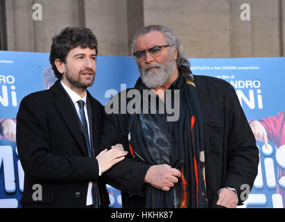 Alessandro Siani et Diego Abatantuono participant à la photocall pour 'Mister Felicità' à Rome, Italie. Avec : Alessandro Siani, Diego Abatantuono Où : Rome, Latium, Italie Quand : 28 Déc 2016 Crédit : IPA/WENN.com **Uniquement disponible pour publication au Royaume-Uni, USA, Allemagne, Autriche, Suisse** Banque D'Images