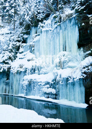 Gefrorener Wasserfall im Polenztal Banque D'Images