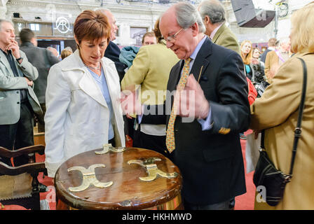 Antiquités expert John Bly décrit un chêne et laiton table au tournage de l'Antiques Roadshow, Belfast Banque D'Images