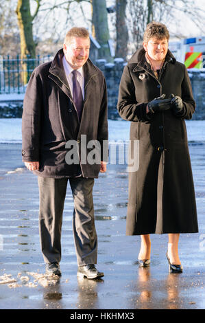 Sammy Wilson et Arlene Foster, Parti unioniste démocratique arrivent pour un enterrement. Banque D'Images