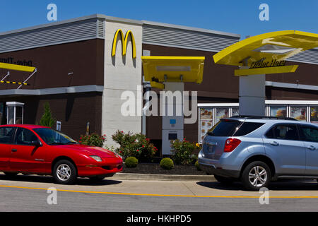 Indianapolis - Circa Juin 2016 : McDonald's Restaurant Emplacement. McDonald's est une chaîne de restaurants de hamburgers V Banque D'Images