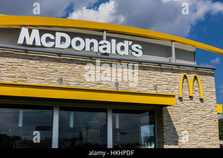 Indianapolis - Circa Août 2016 : McDonald's Restaurant Emplacement. McDonald's est une chaîne de restaurants de hamburgers VI Banque D'Images